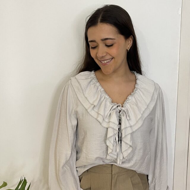 Camisa con volante delantero y magas abullonada adaptable hasta una talla 42